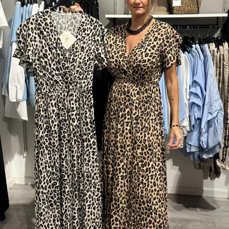 Wanda | feminines langes Kleid mit auffälligem Leopardenmuster