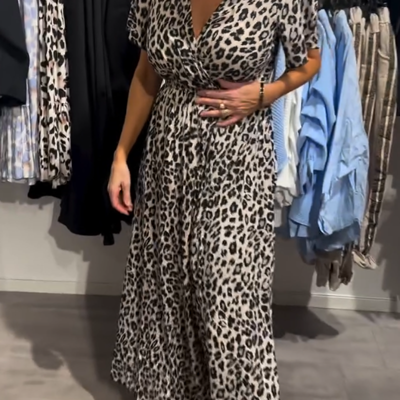 Wanda | feminines langes Kleid mit auffälligem Leopardenmuster
