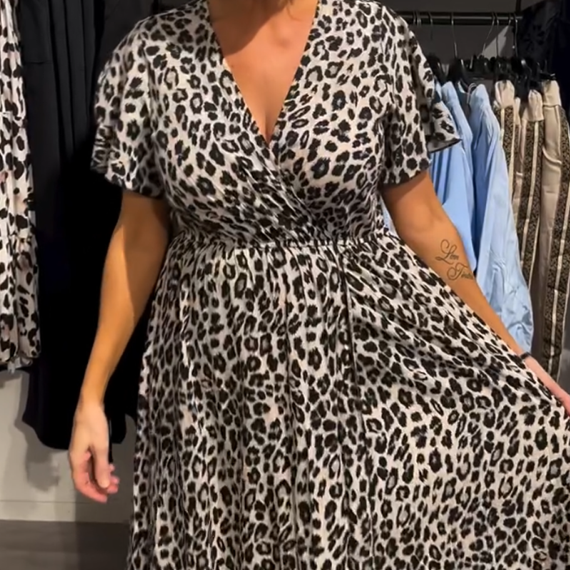 Wanda | feminines langes Kleid mit auffälligem Leopardenmuster