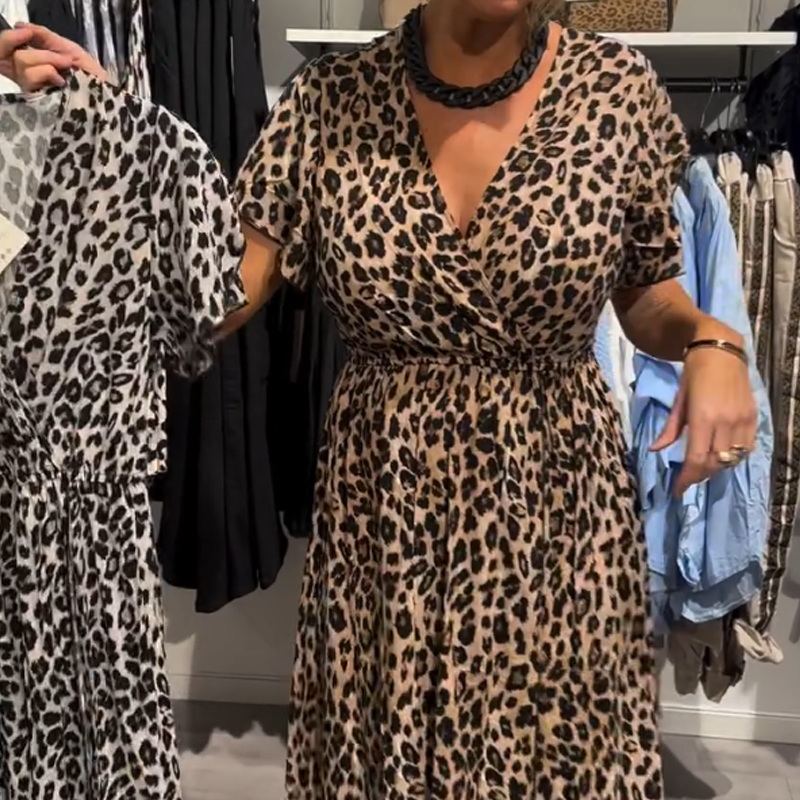 Wanda | feminines langes Kleid mit auffälligem Leopardenmuster