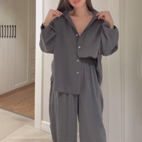 Alejandra | langärmelige Damenbluse mit weit geschnittener Hose.