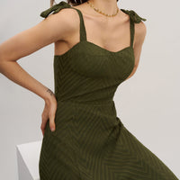 Livi | Grünes Midikleid mit Bindeträgern